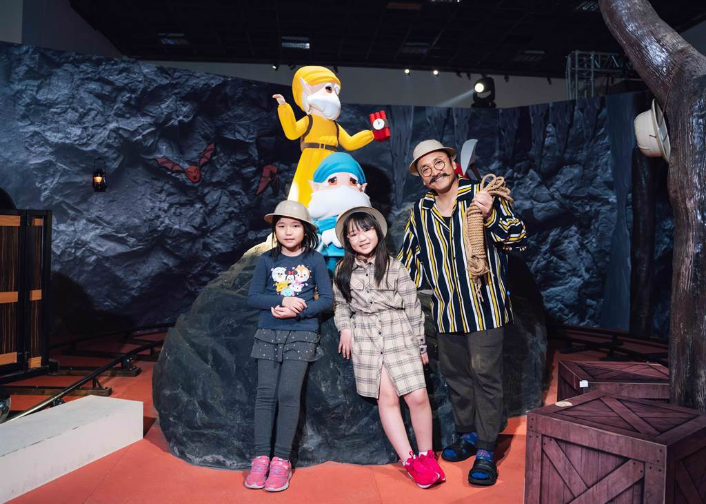 北村豐晴導演（右起）帶著女兒和女兒同學一起欣賞「格林童話-白雪公主與七矮人特展」。（寬宏藝術提供）
