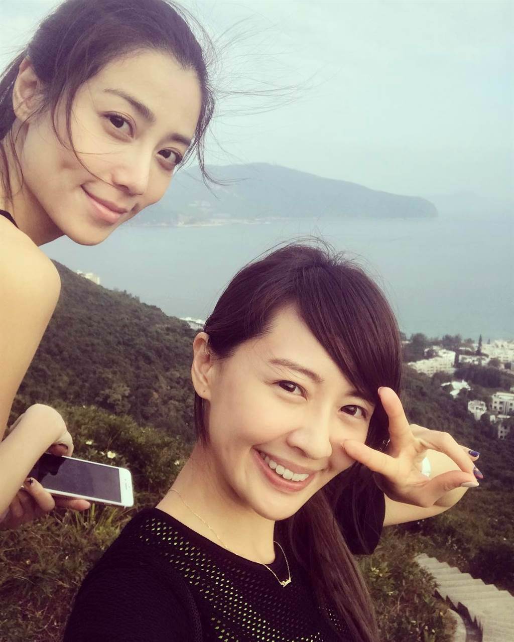 女星賴薇如2017年與骨感妹同赴香港旅遊，還開心合影留念。(取自賴薇如IG)
