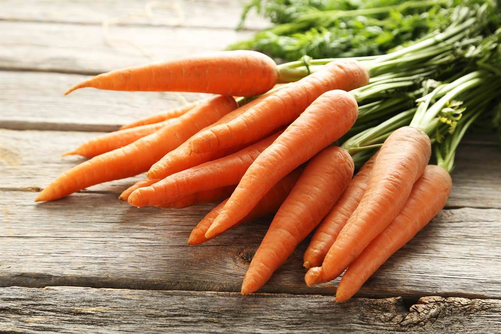 吃胡蘿蔔（紅蘿蔔）會讓皮膚變黃？「食藥闢謠專區」證實，如果長期大量食用，皮膚的確會因色素沉澱而變黃。(示意圖/達志影像)