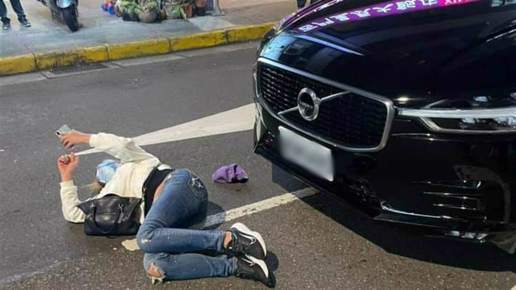 該名女子製造假車禍撞上後，竟直接躺在大馬路上滑手機。（圖／翻攝自爆廢1公社）