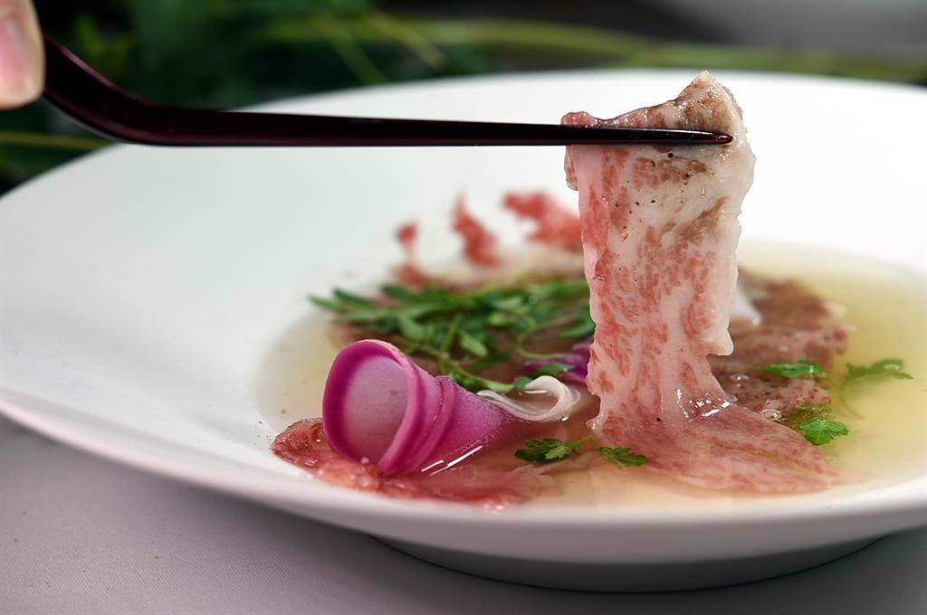 高山英紀「涮」和牛肉片的湯，是柴魚昆布湯作底，加了薑、檸檬草和香菜，有獨特的香氣。（圖／姚舜）