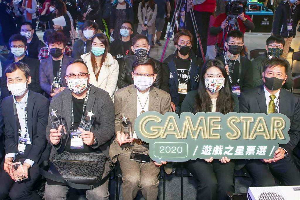 經濟部工業局副局長陳佩利（右二）今（28日）出席台北電玩展，更為「GAME STAR 遊戲之星票選」頒獎。（鄧博仁攝）