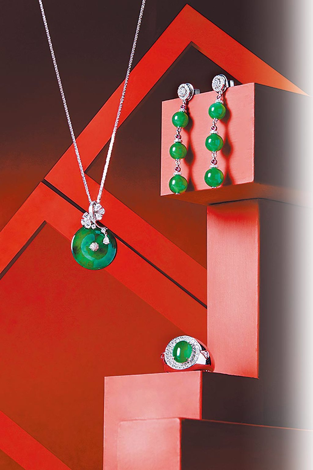 新年珠寶紅色喜氣，綠色貴氣，翡翠珠寶是不錯的選擇。玉世家綠色翡翠古錢幣鍊墜充滿東方風情，綠色翡翠耳環優雅喜氣。（JADEGIA提供）