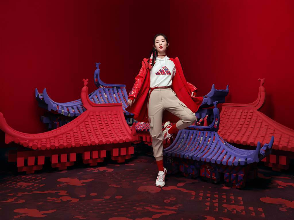 adidas代言人劉亦菲身穿正紅長版連帽外套，搭配長袖帽Tee及卡其色工裝褲。（圖／品牌提供）