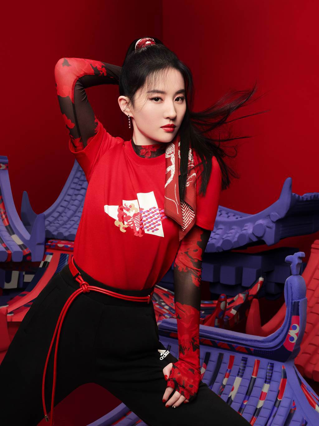 劉亦菲身著紅色短袖新春LOGO上衣，整體穿搭俐落率性。（圖／品牌提供）