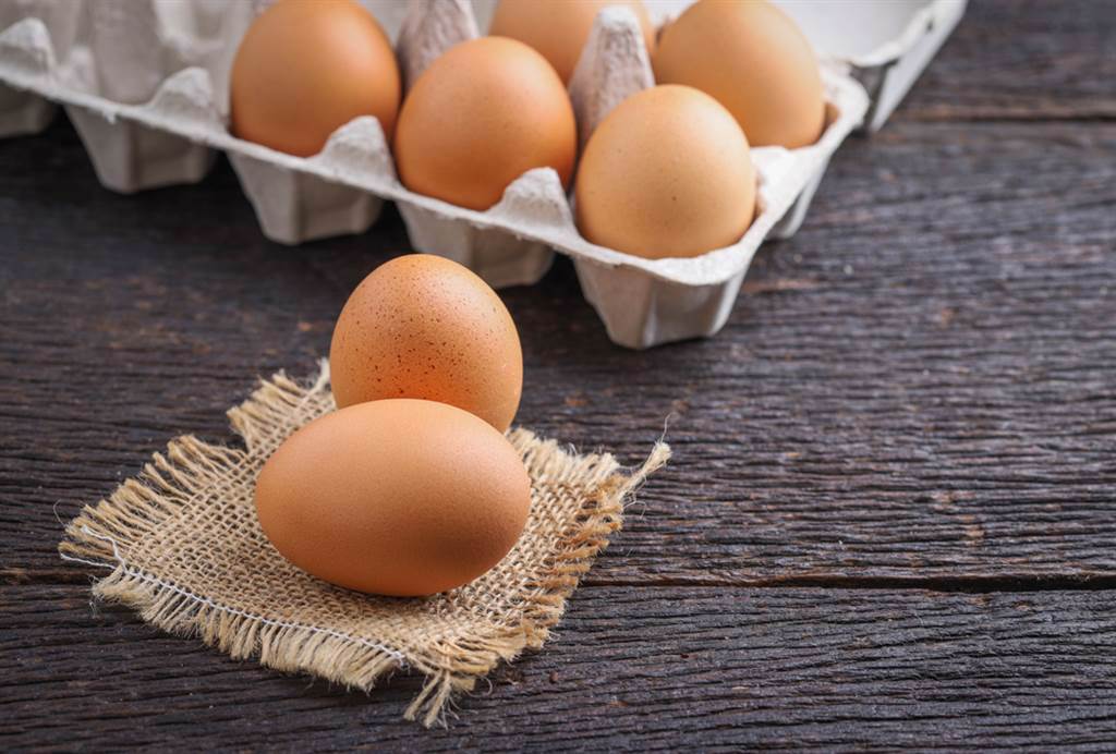 烤蛋糕連打9顆蛋，女網友見蛋黃總數驚呆。（示意圖／Shutterstock）