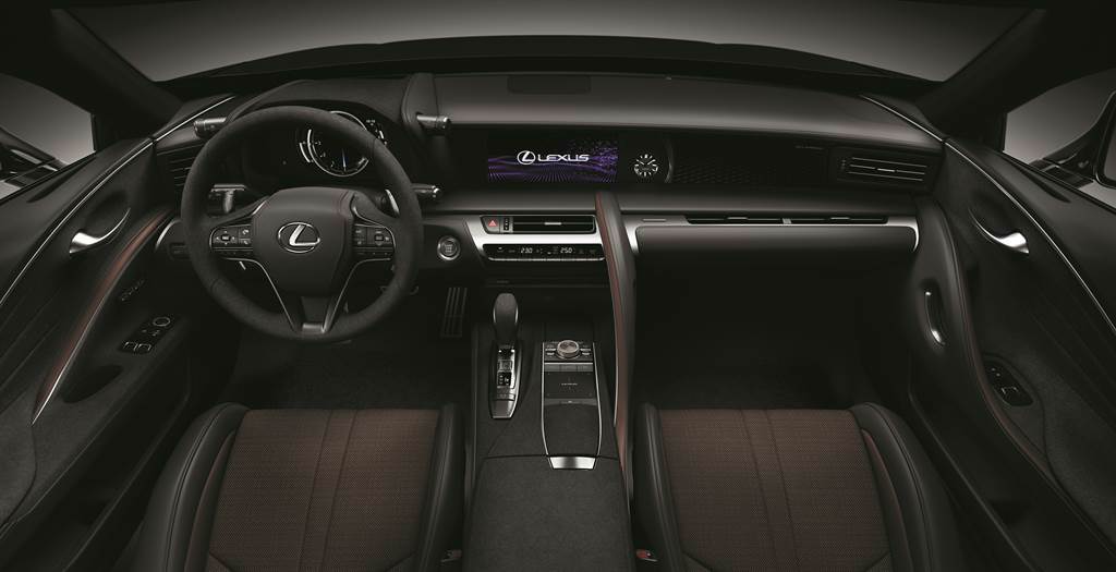 內裝採用尊爵黑/馬鞍棕雙色搭配，展現LC車款豪華細膩的車艙氛圍。(圖/業者提供)