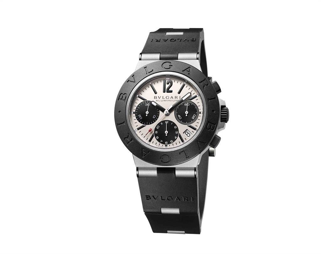 寶格麗總裁特別推薦這款Aluminium腕表，以實惠的價格在景氣低迷時掀起買氣，目前全球缺貨中，13萬1600元。（BVLGARI提供）