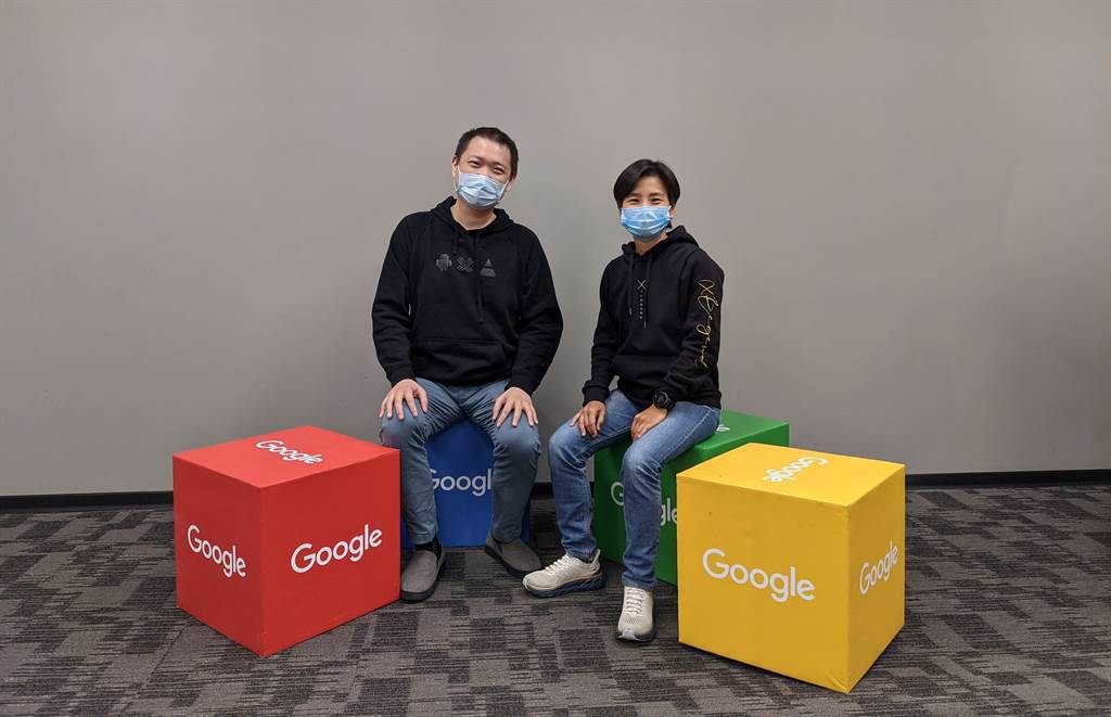 Google 台灣資深業務總監蔡逸民（左）與傳奇網路遊戲副總經理周秋美合影。（Google 提供／黃慧雯台北傳真）
