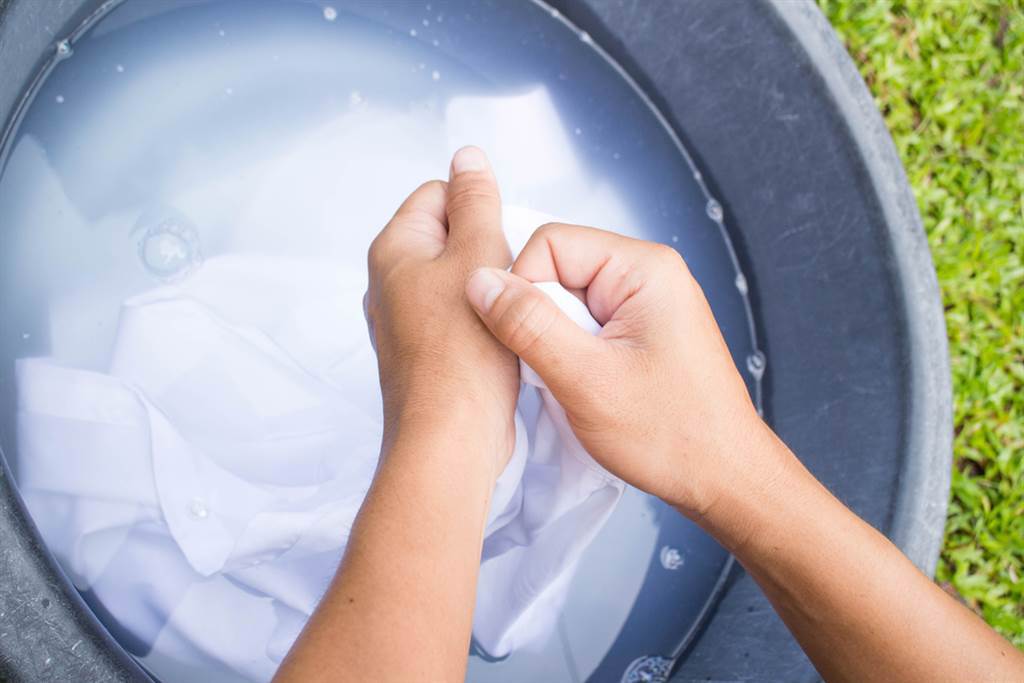 一名人妻抱怨，老公太省水，洗衣服時竟用除濕機的水，讓她看了相當傻眼。(達志影像/示意圖非當事人)