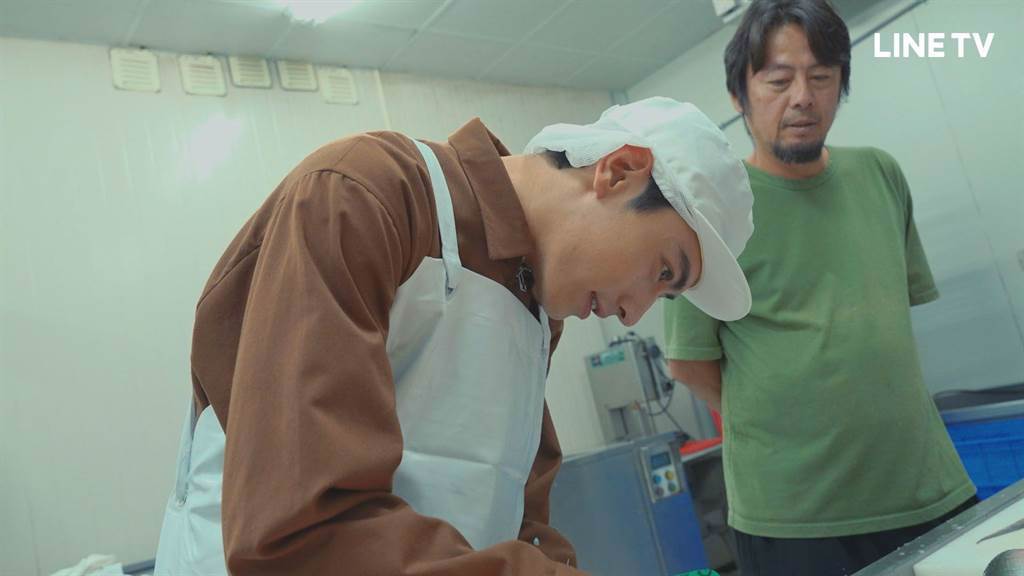 宋柏緯擔任主廚，獨自向魚工廠老闆學習如何去魚鱗、分切。（LINE TV提供）