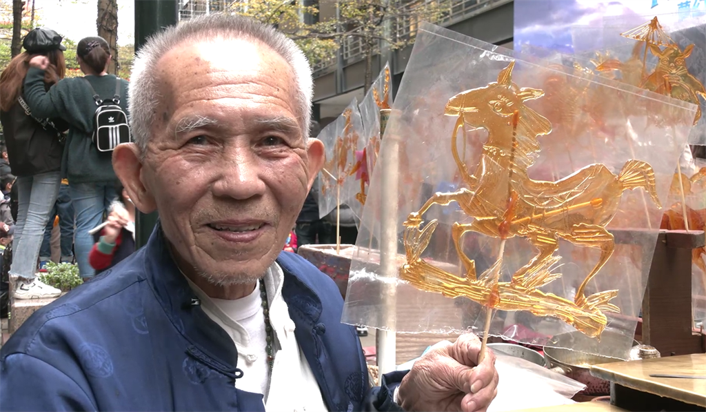 畫糖人吳富雄今年80歲，雖然年紀大了，但他還是想繼續發揚這傳統技藝。(攝影/邱子軒)