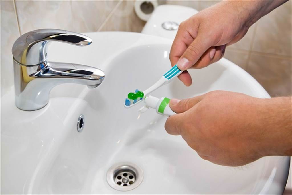 刷牙的機械性力量可達到最好的清潔效率，比漱口水或牙膏內含的任何成分都來的有效。(示意圖/常春月刊提供)