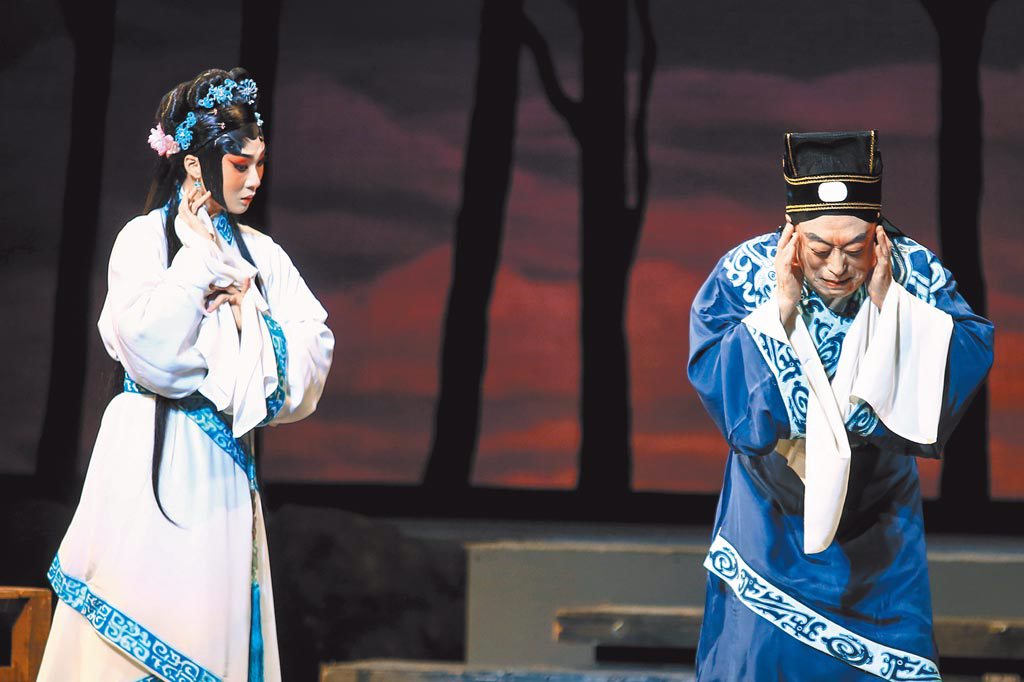 京劇名角李寶春（右）主演改編自威爾第同名歌劇的京劇版《弄臣》，詮釋父女情。（鄧博仁攝）