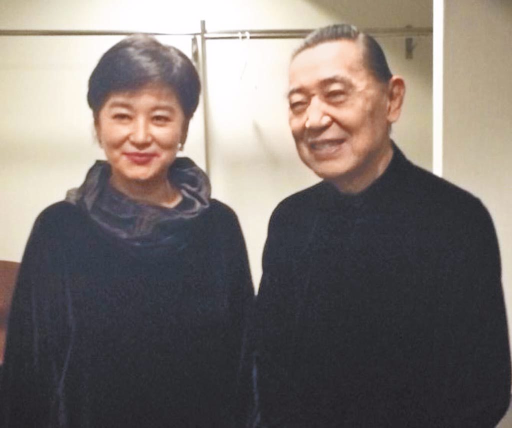 傅聰（右）2013年11月到香港演奏，在後台與林青霞合影。（林青霞提供）