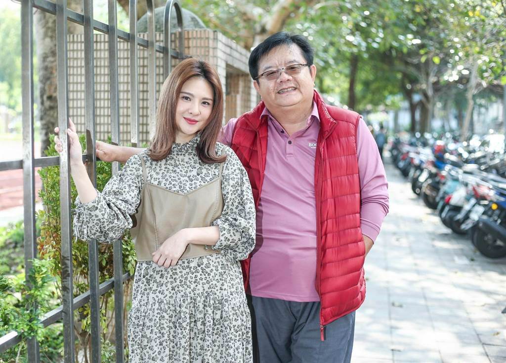 郭靜（左）演出由導演梁志民（右）執導的音樂劇《生命中最美好的5分鐘》女主角，獻出戲劇處女秀。（粘耿豪攝）