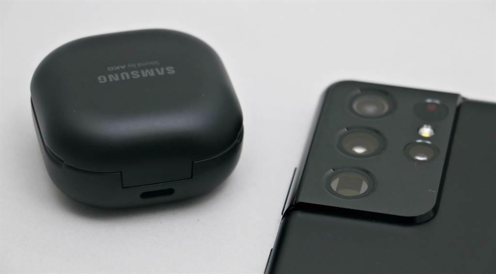 Galaxy Buds Pro充電孔位於盒子後方（底部有無線充電線圈，可透過無線充電方式為它充電）。（黃慧雯攝）