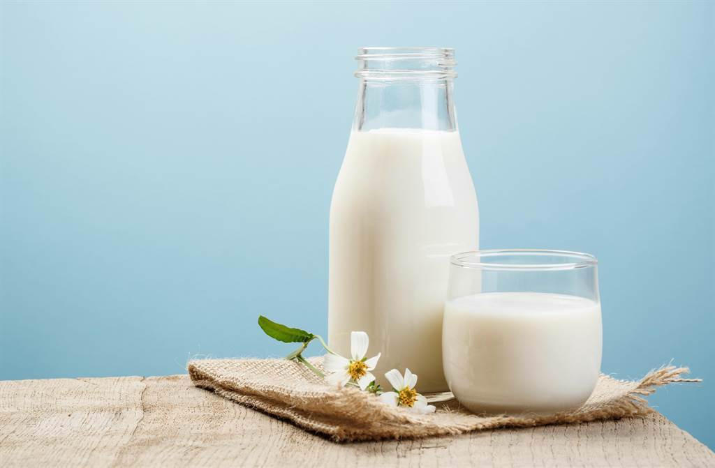 喝牛奶會生痰？營養師用科學證據和你說原因。(示意圖/Shutterstock)