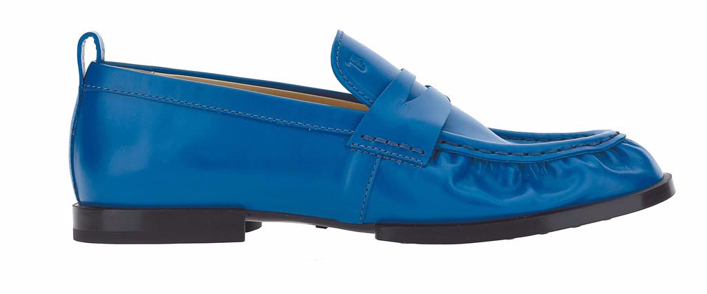 TOD'S海水藍抓皺皮革樂福鞋，2萬1200元。（TOD'S提供）