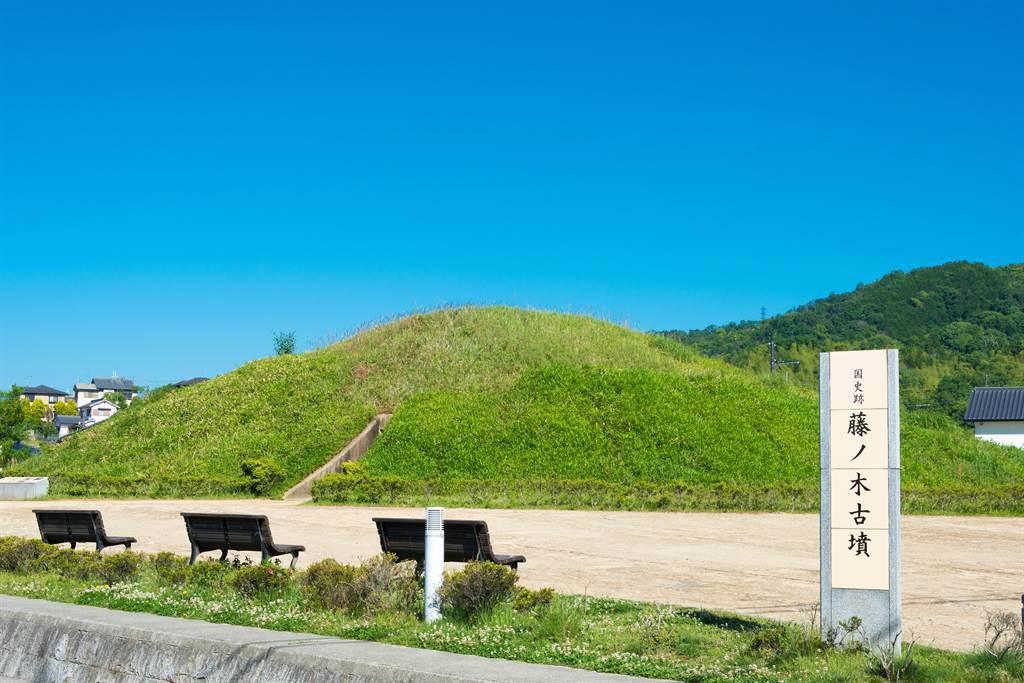 奈良或奈良西南部的大阪一帶，至今還留存著好幾處巨大的古墳或古墳舊跡。(示意圖/shutterstock)