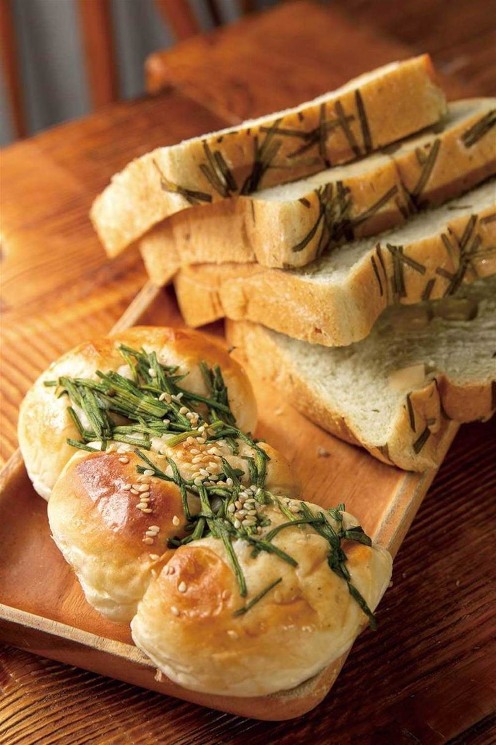 「味噌野蓮麵包」與「水蓮起司吐司」，都是「美濃啖糕堂」的人氣商品。（味噌野蓮麵包25元、水蓮起司吐司60元／半條）（圖／焦正德攝）