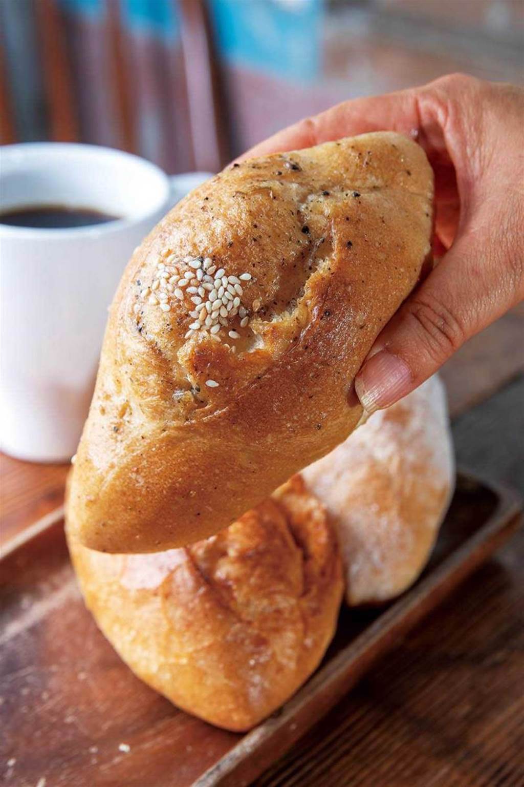 「法式活鹽麴麵包」用鹽麴取代鹽，酵母發酵得更好，風味更棒。（25元／個）（圖／焦正德攝）