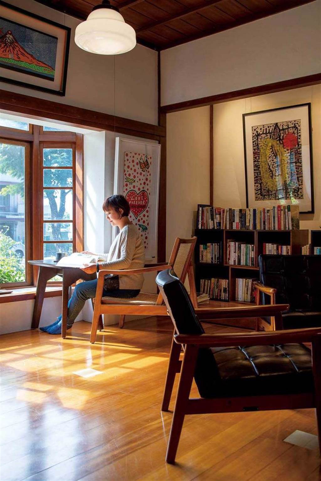「美濃文創中心」是日式檜木建築，窗外還有綠意庭院，空間感十分舒服。（圖／焦正德攝）
