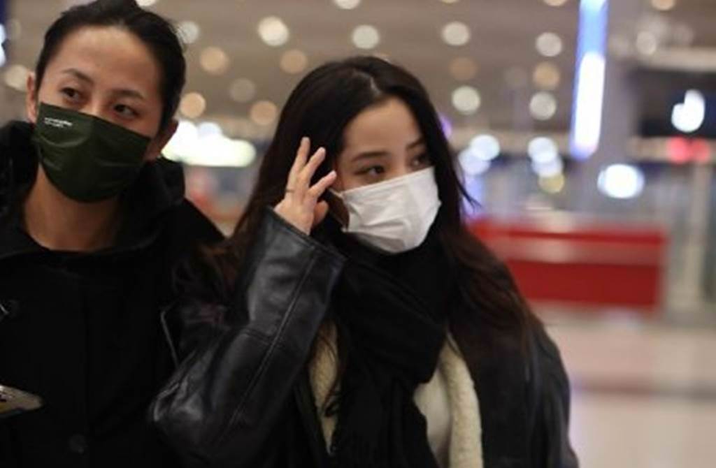 歐陽娜娜在北京機場遭不明男子騷擾索吻。（圖／微博）