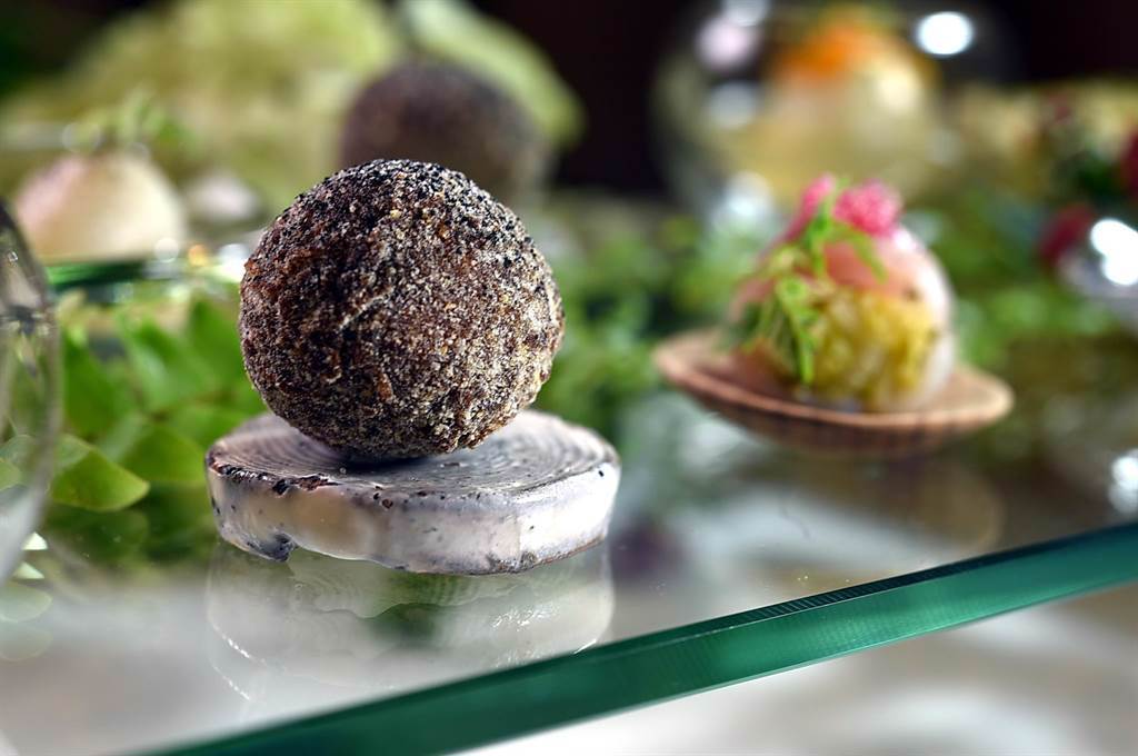 〈經典可樂球〉是以紅條魚肉作餡製成傳統法國菜可樂球，體現高山英紀對經典法菜的認知與理解。（圖／姚舜）