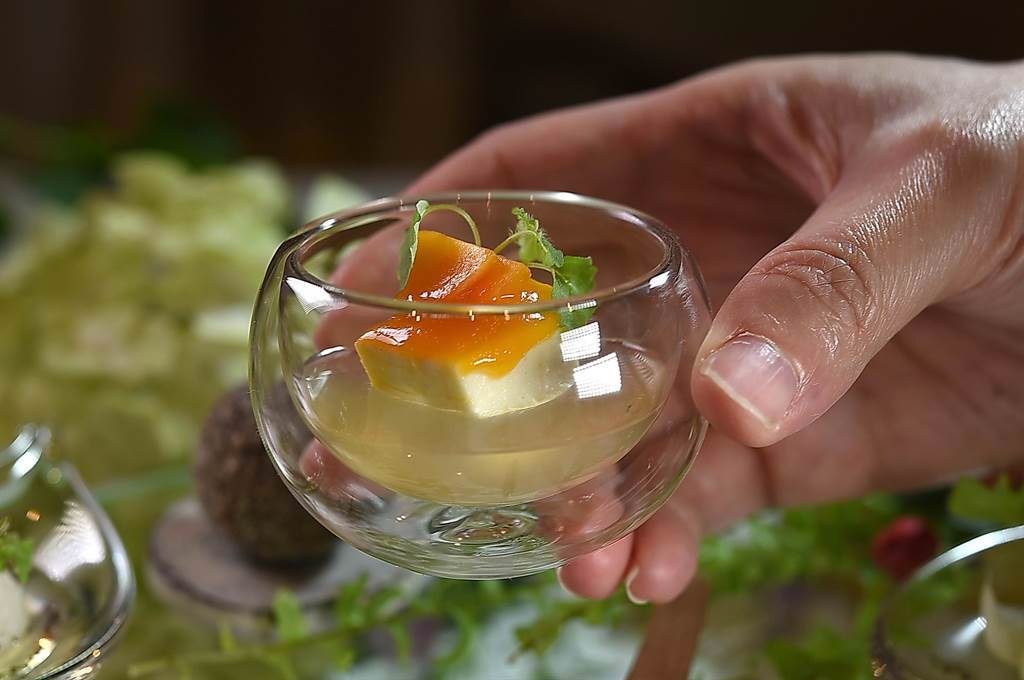 高山英紀在亞都麗緻〈巴黎廳1930〉推出新的開胃菜〈巴巴羅亞烏龍茶〉，是以高山烏龍茶及蜂蜜做能茶凍底，搭配起士巴巴羅亞（起士奶酪），最後用木瓜點綴。（圖／姚舜）