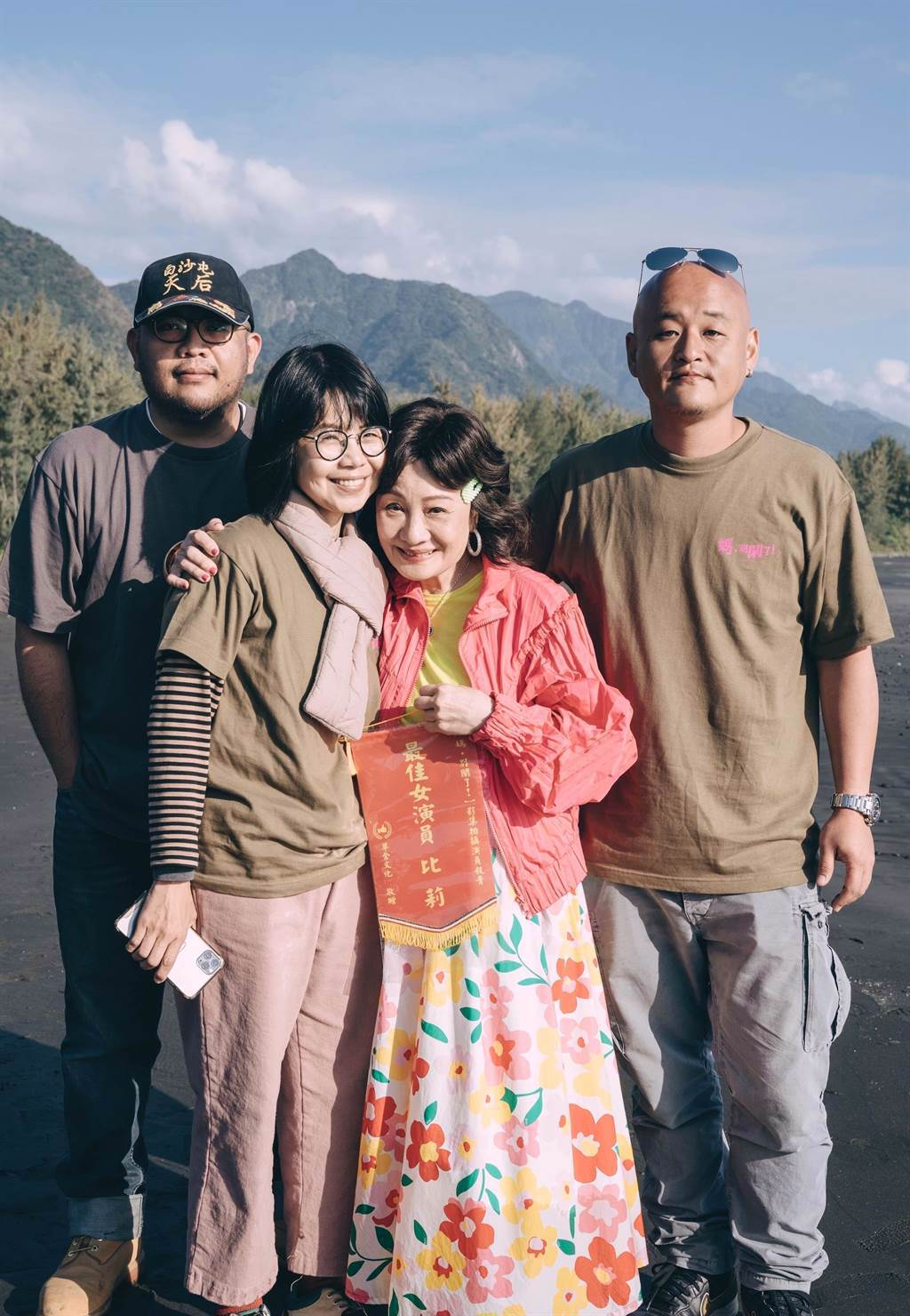 導演李俊宏（左起）、導演陳慧翎、比莉、監製周毅銓合影。（草舍文化提供）