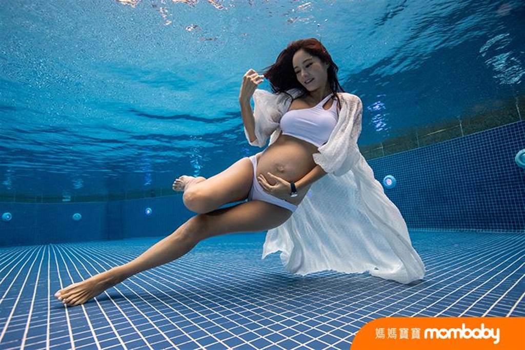 Janet為雜誌拍攝水下攝影封面。（媽媽寶寶雜誌提供）