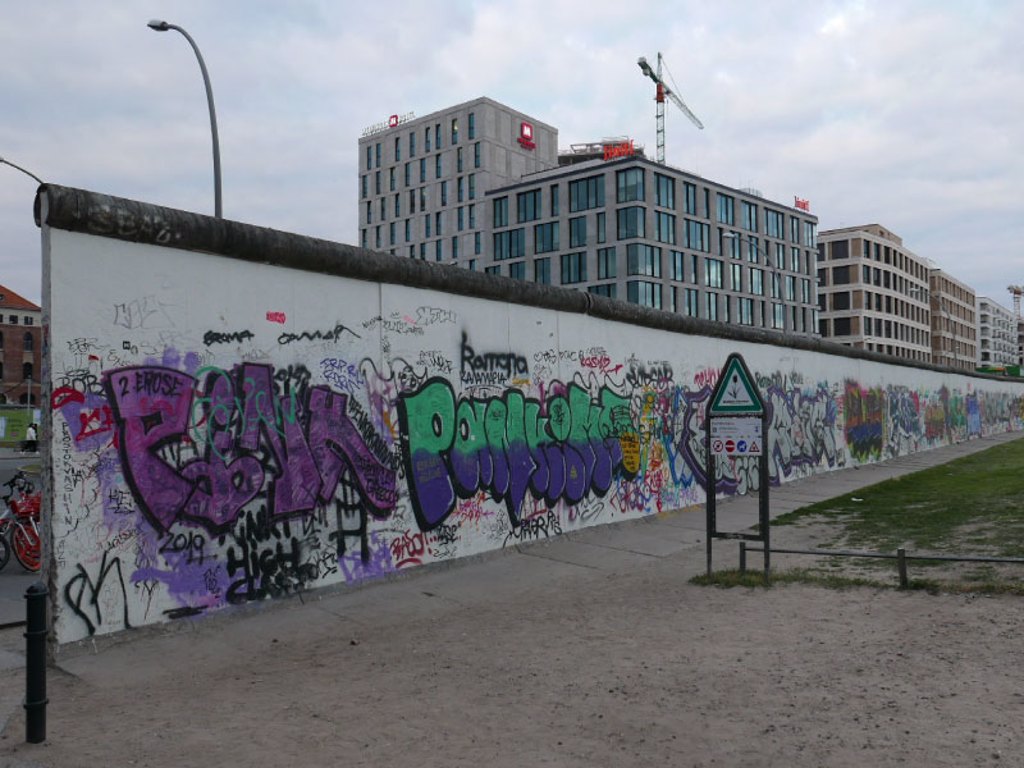 高達3.6米的柏林圍牆，在冷戰時期將西柏林圍堵得密不透風，現在卻成了藝術塗鴉牆。（圖／EVENT365生活誌提供）