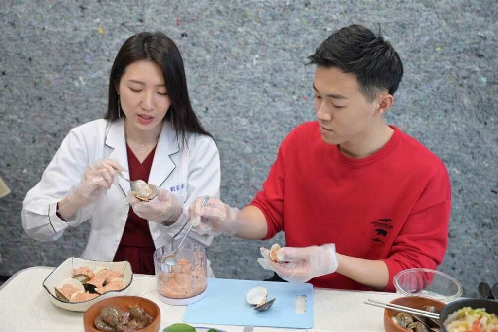 劉家芸營養師（左）誇游書庭選食材用心。（艾迪昇傳播提供）