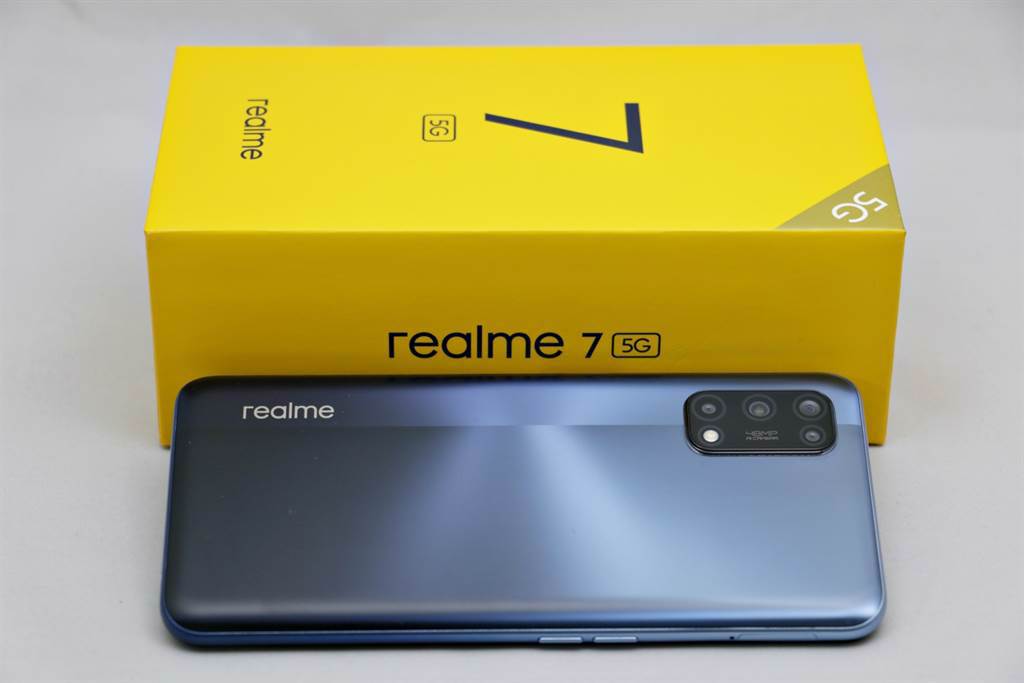 realme 7 Pro包裝盒與手機。（黃慧雯攝）
