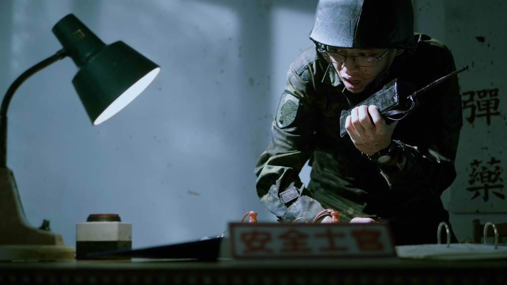 導演王逸帆透過各種超現實的橋段，呈現出軍中體制的荒謬。（車庫娛樂提供）