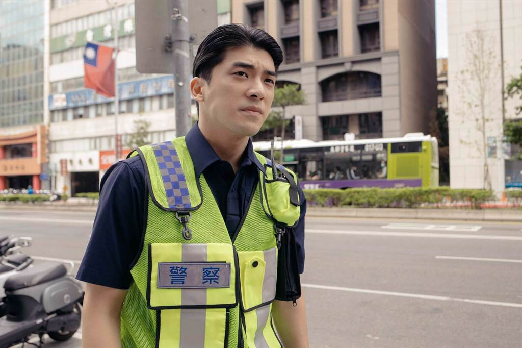 林哲熹演出交通警察。（公視提供）