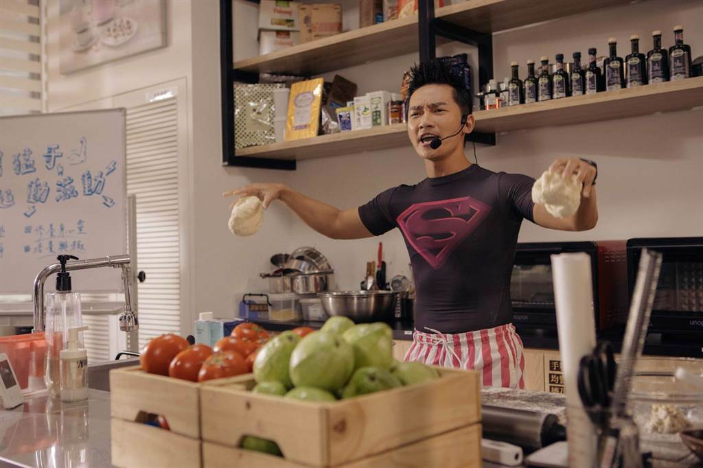 蔡昌憲演出公視賀歲喜劇《白日夢外送王》片中鼓吹健康食品斂財的「猛哥」。（公視提供）