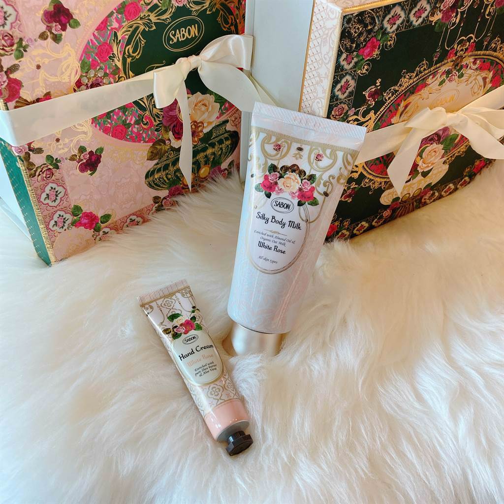 除了使用SABON白玫瑰宣言香水，還可搭配身體乳、護手霜，讓白玫瑰的香氣全天優雅圍繞。（邱映慈攝）