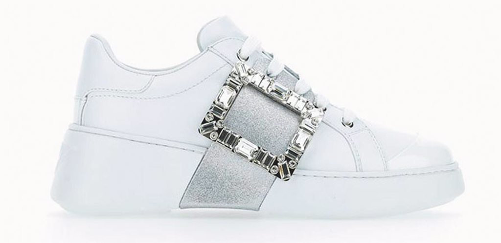 Viv,Skate銀色鑽釦休閒鞋，4萬9200元。（Roger Vivier提供）