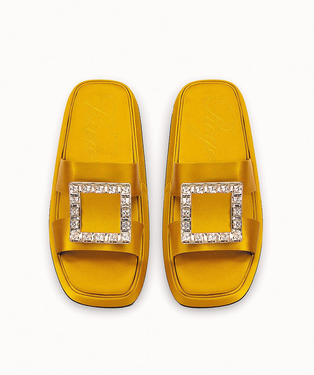 Vivier Slide金黃色緞面鑽釦拖鞋，4萬9900元。（Roger Vivier提供）