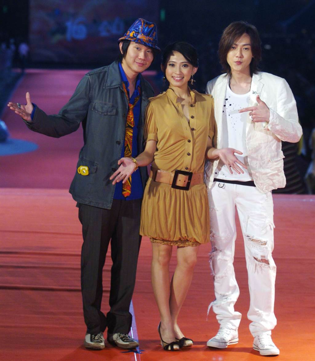 2005年5月28日高雄金曲獎星光大道，左起林俊傑、戴佩妮、黃義達。（圖／中時資料照）