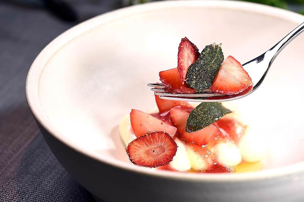 〈holt〉套餐前甜點〈草莓．鼠尾草〉，是以白巧克優格搭配新鮮草莓，以及炸草莓脆片和酥炸鼠尾草一起呈現，帶著一股鼠草清香。（圖／姚舜）