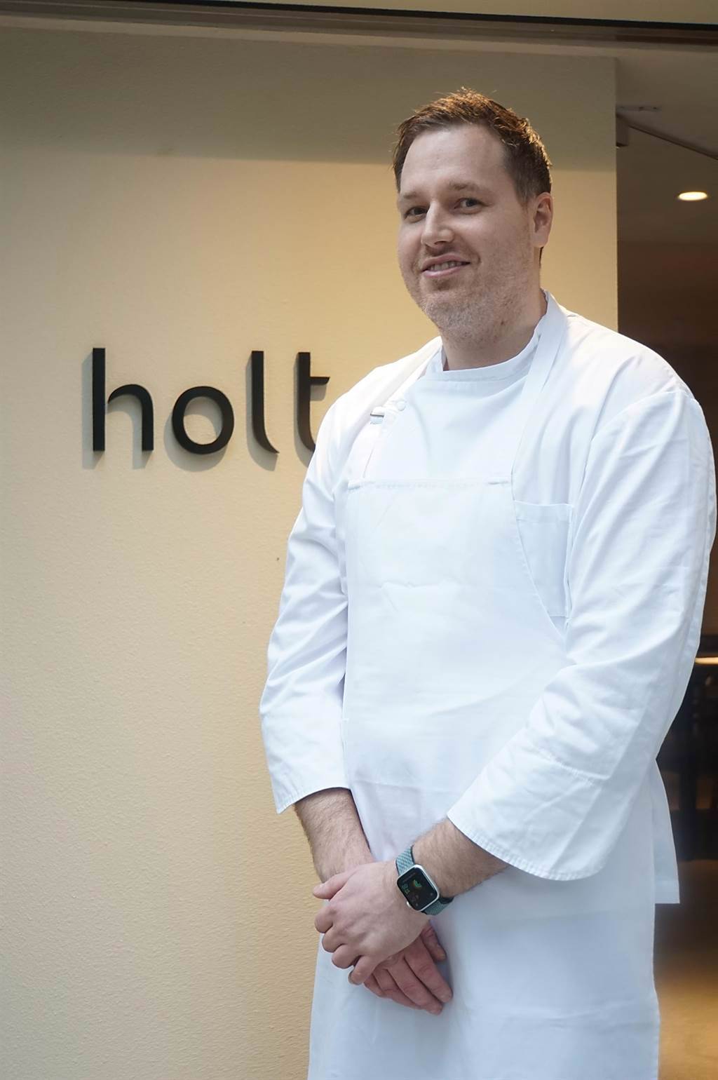 〈holt〉的餐廳主廚Jeffrey Downs身高超過一米九，但曾在多國米其林餐廳歷練的他，烹調料理手路細膩、呈盤優雅。（圖／姚舜）