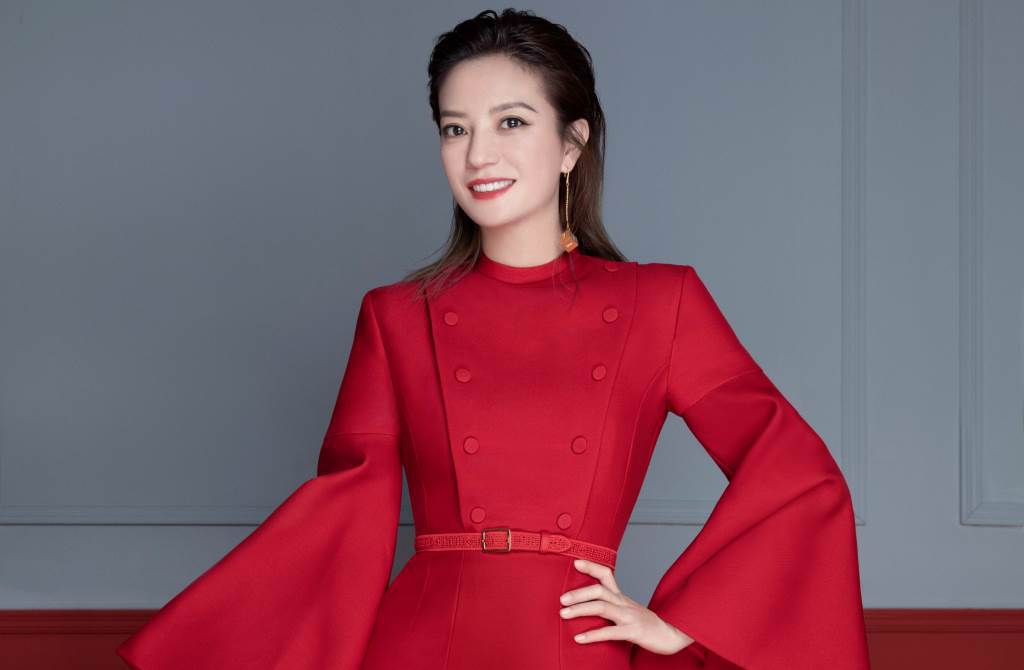 大陸女星趙薇穿上大紅色修身裙裝展現典雅高貴氣場。（圖／品牌提供）