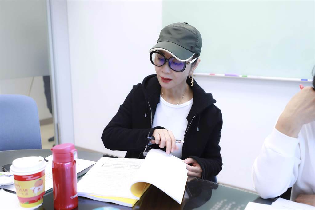陳美鳳戴眼鏡水壺讀劇本 重返學生生活。（圖／民視提供）