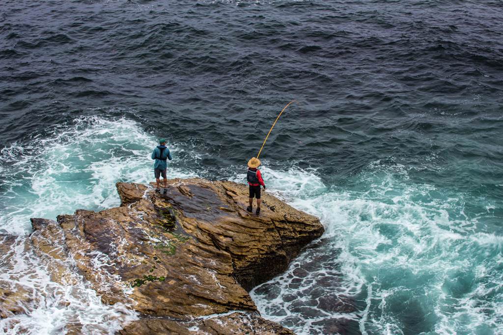 日本3名釣友相約磯釣，竟用釣竿成功解救落海男子。(示意圖／達志影像)