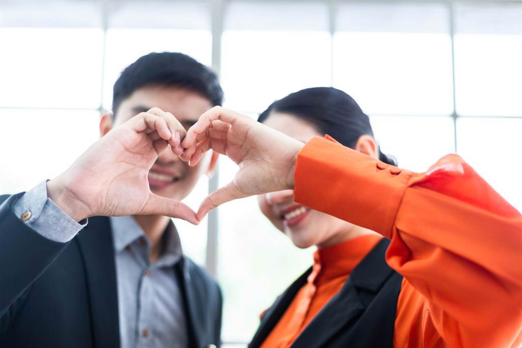 辦公室戀情會見光死？５題測出「窩邊草戀愛」壓力指數。(示意圖/Shutterstock)
