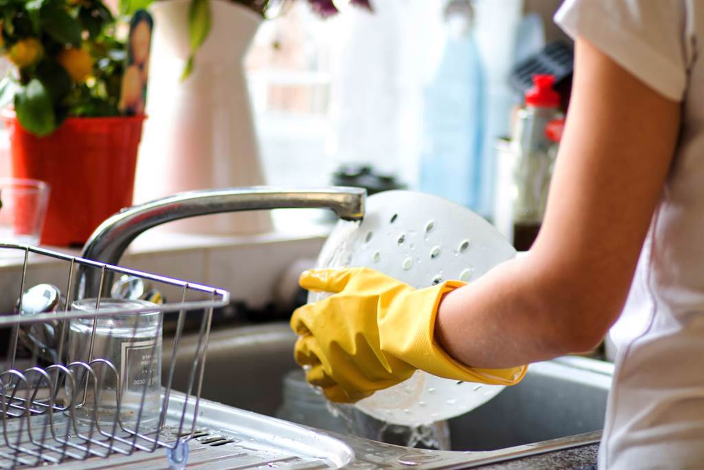 有網友問及油汙的碗盤怎麼洗最乾淨？主婦一面倒齊推熱水。（圖／示意圖，達志影像）