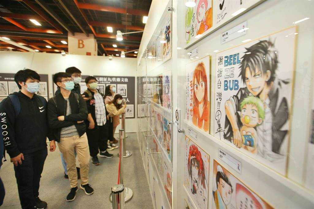 超過百幅的日本漫畫家簽名板，在台北國際動漫節展場吸引漫迷駐足排隊欣賞。（杜宜諳攝）